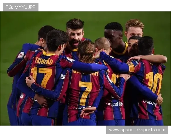 拜仁因极端球迷燃放烟花遭欧足联处罚，部分看台关闭