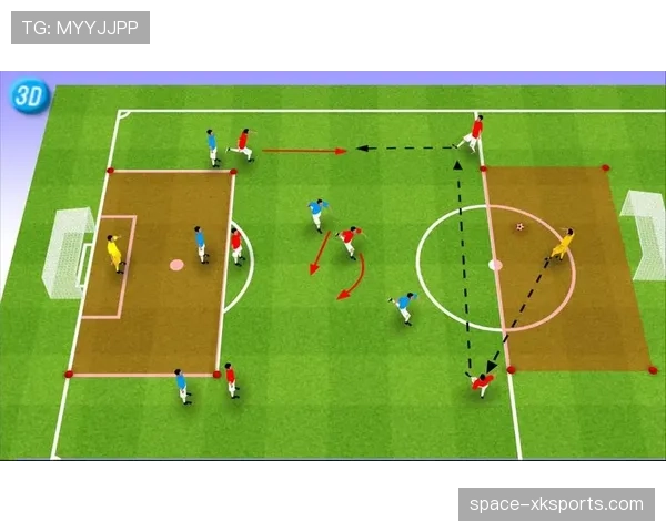 特写：看台上，球探笔记本记录着场上双方核心中场的跑动与传球路线