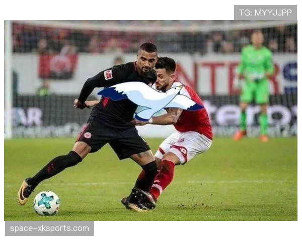 大风天气影响柏林联合对阵法兰克福比赛,皮球运行轨迹多变 大风天气影响柏林联合对阵法兰克福比赛,皮球运行轨迹多变