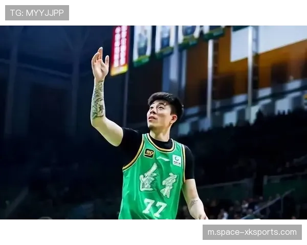 特写：张镇麟完成隔人暴扣后，对着客场观众席做出“聆听”手势